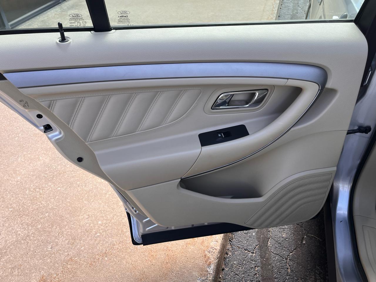 Ford Taurus 4dr Sdn SE FWD 2015