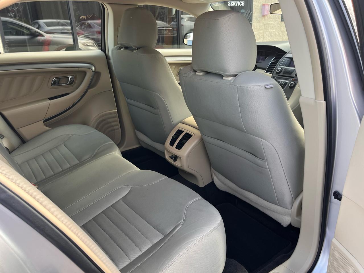 Ford Taurus 4dr Sdn SE FWD 2015