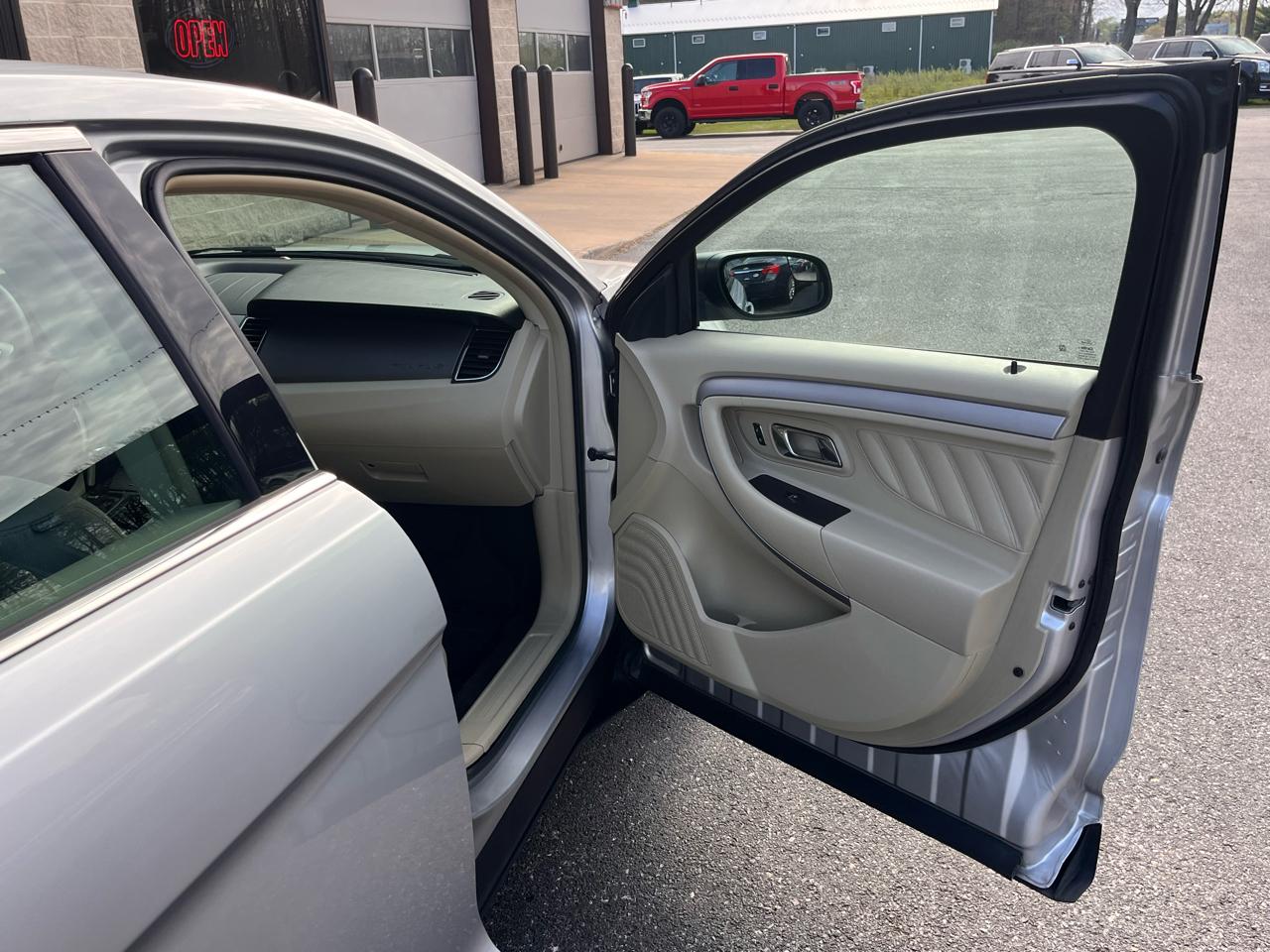 Ford Taurus 4dr Sdn SE FWD 2015