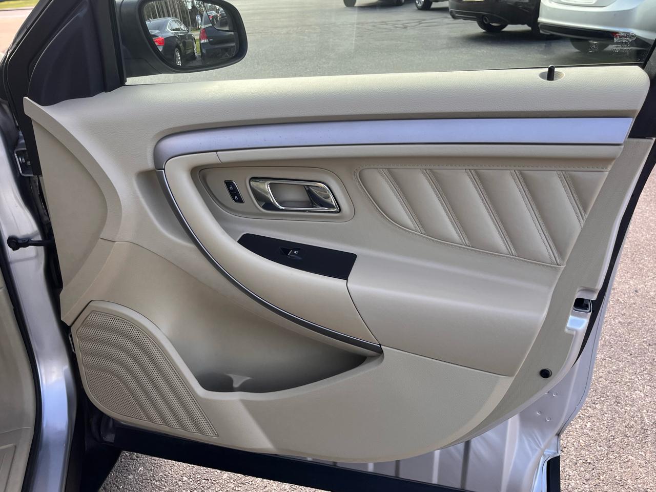 Ford Taurus 4dr Sdn SE FWD 2015