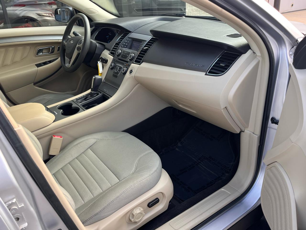 Ford Taurus 4dr Sdn SE FWD 2015