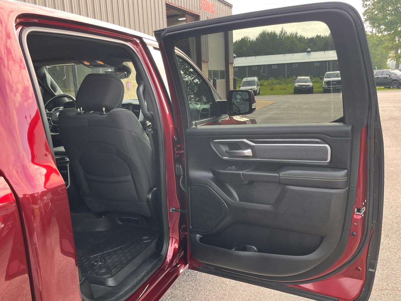 RAM 1500 Big Horn 4x4 Crew Cab 5'7" Box 2020