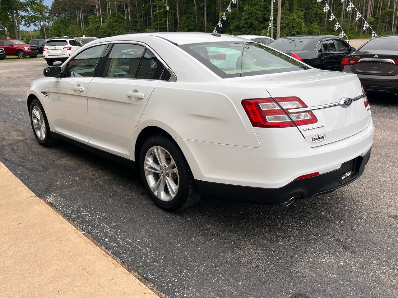 Ford Taurus 4dr Sdn SE FWD 2015