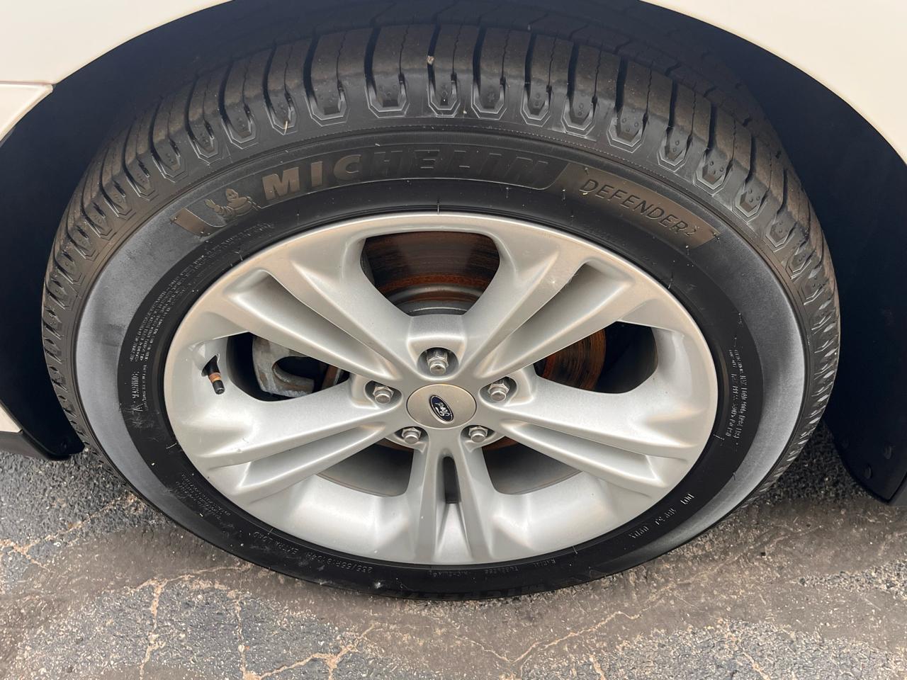 Ford Taurus 4dr Sdn SE FWD 2015