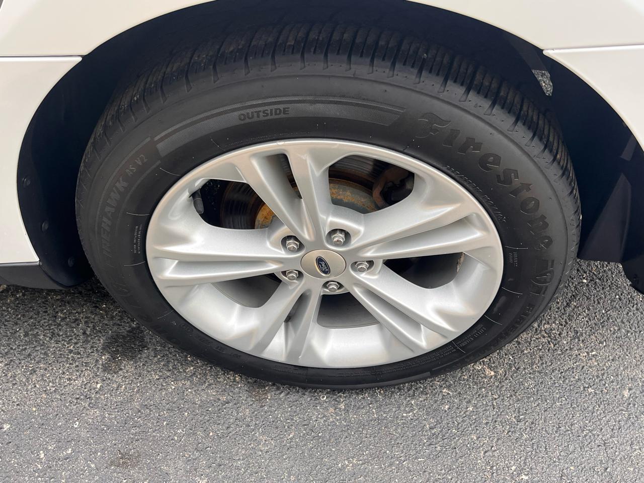 Ford Taurus 4dr Sdn SE FWD 2015