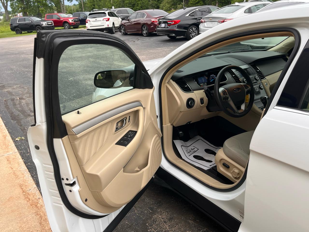 Ford Taurus 4dr Sdn SE FWD 2015