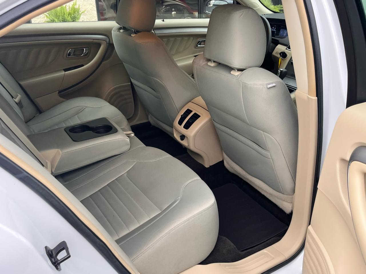 Ford Taurus 4dr Sdn SE FWD 2015