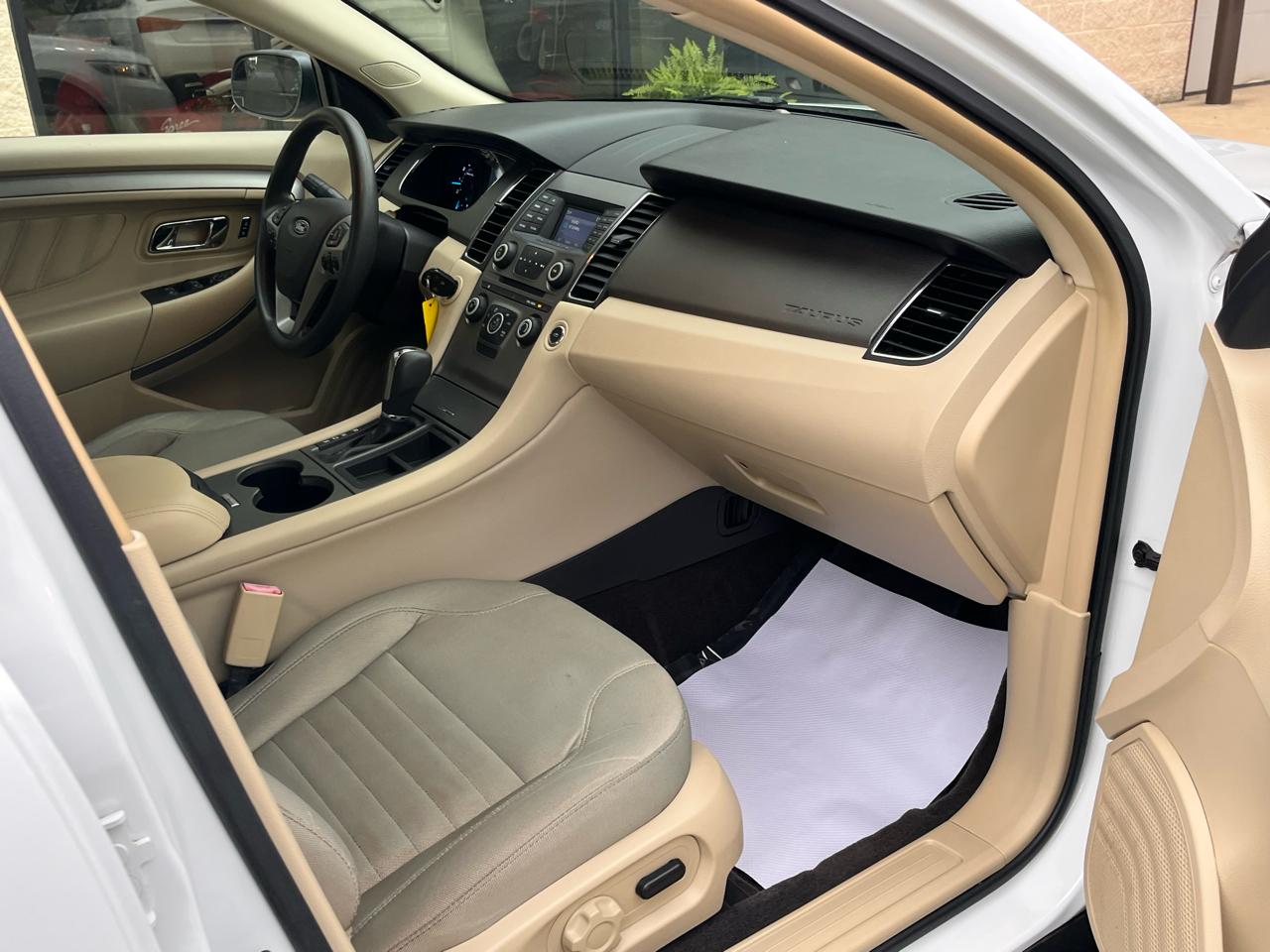 Ford Taurus 4dr Sdn SE FWD 2015