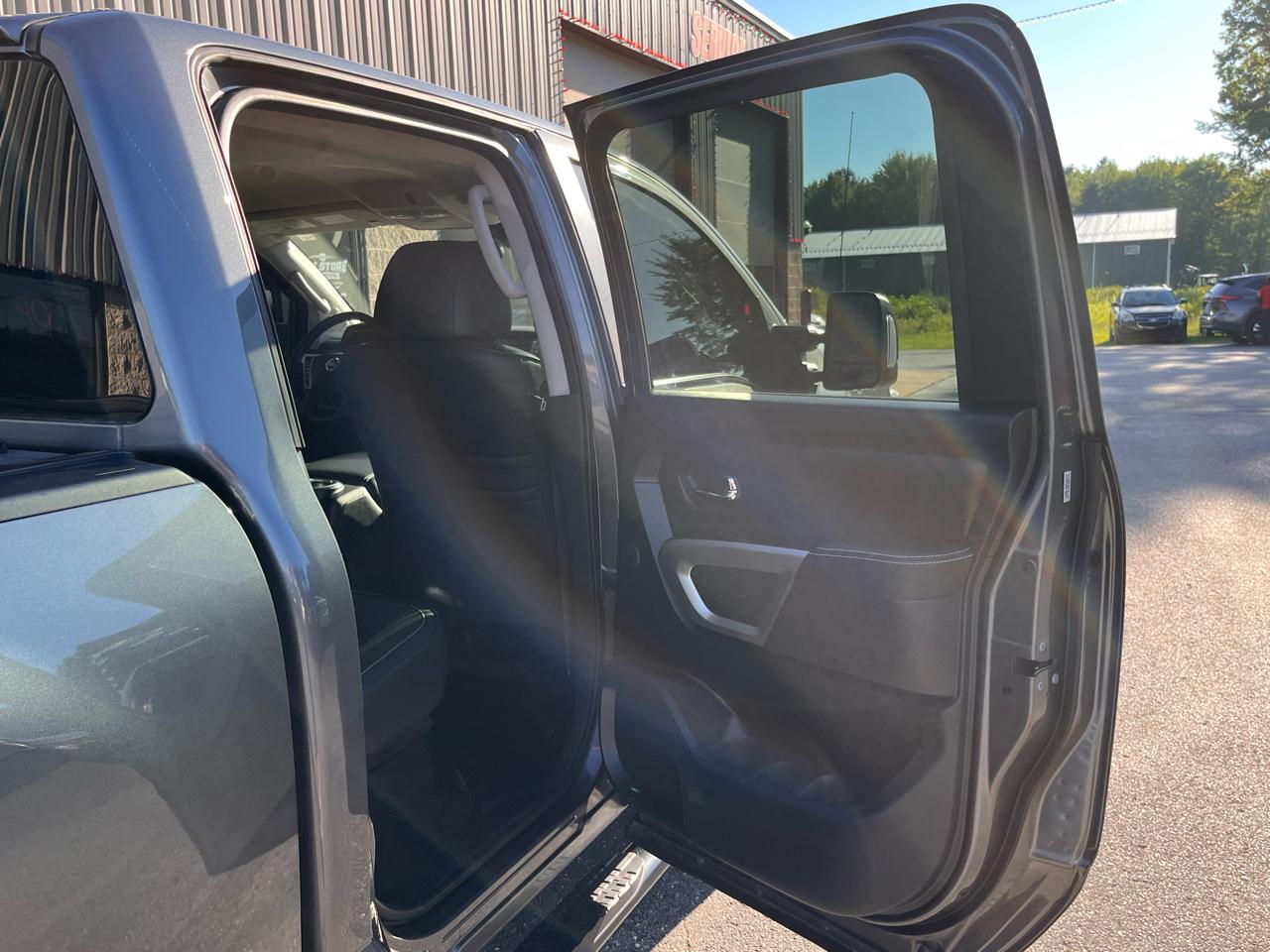 Nissan Titan 4x4 Crew Cab PRO-4X 2017