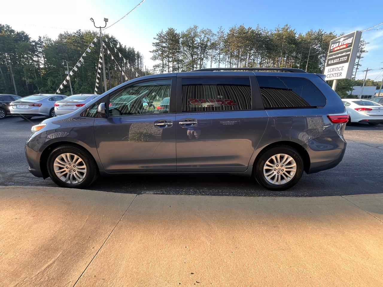 Toyota Sienna XLE Auto Access Seat FWD 7-Passenger (Natl) 2017