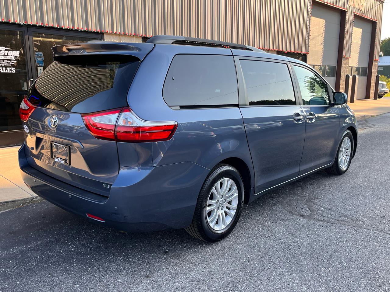 Toyota Sienna XLE Auto Access Seat FWD 7-Passenger (Natl) 2017