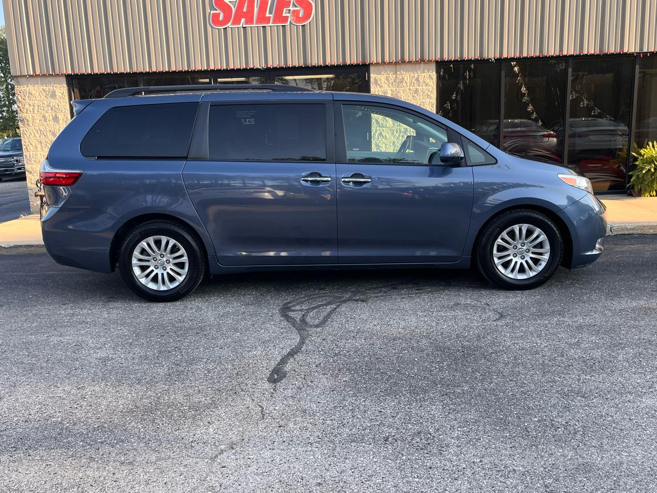 Toyota Sienna XLE Auto Access Seat FWD 7-Passenger (Natl) 2017