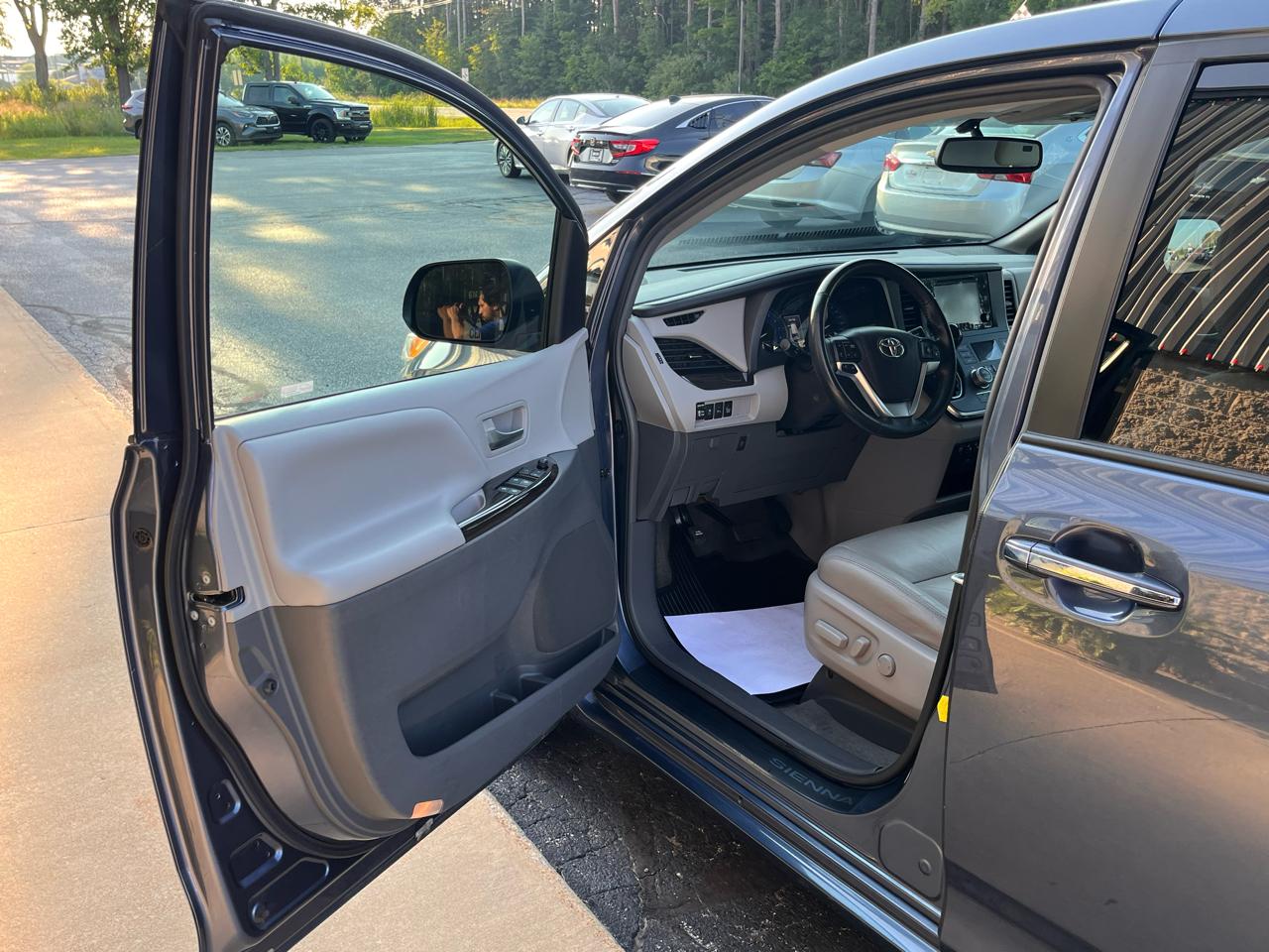 Toyota Sienna XLE Auto Access Seat FWD 7-Passenger (Natl) 2017