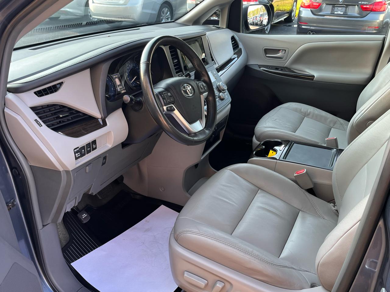 Toyota Sienna XLE Auto Access Seat FWD 7-Passenger (Natl) 2017