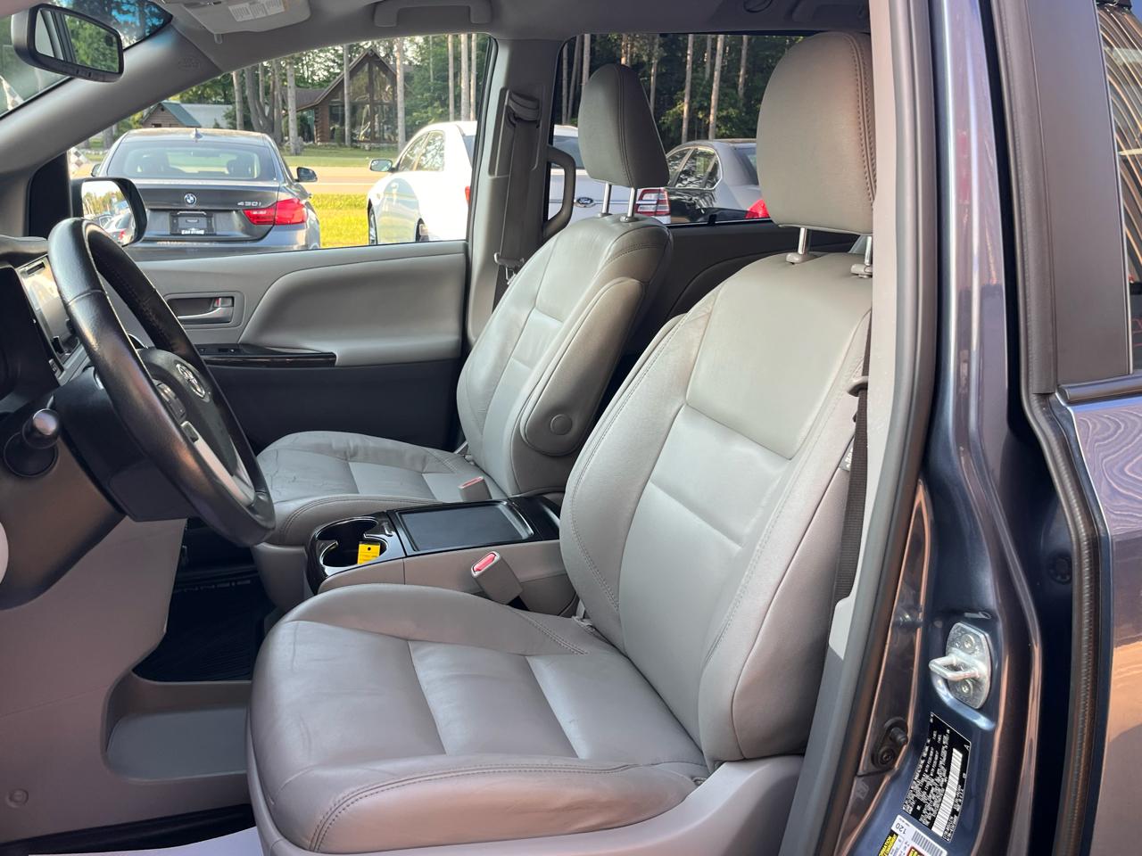 Toyota Sienna XLE Auto Access Seat FWD 7-Passenger (Natl) 2017