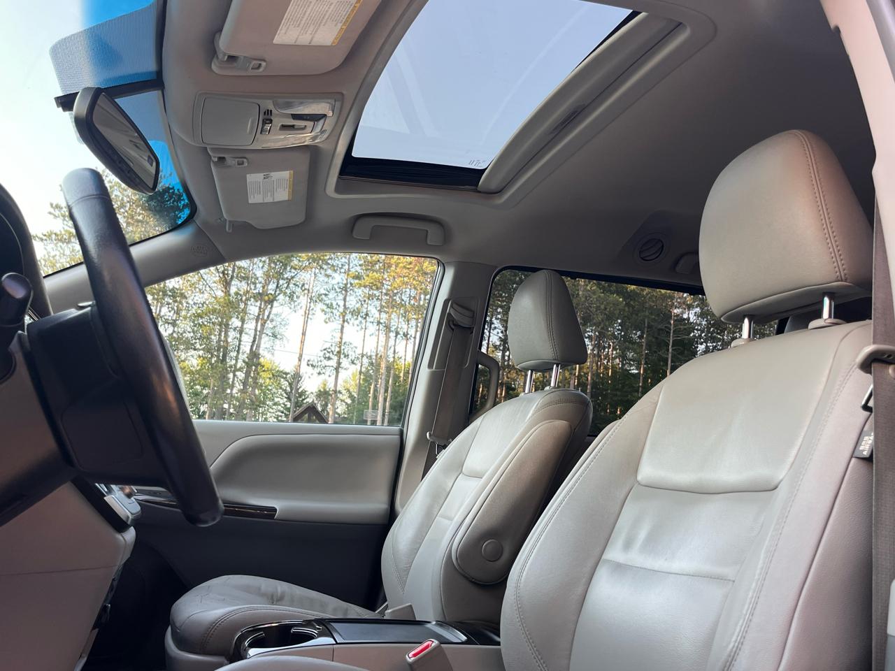 Toyota Sienna XLE Auto Access Seat FWD 7-Passenger (Natl) 2017