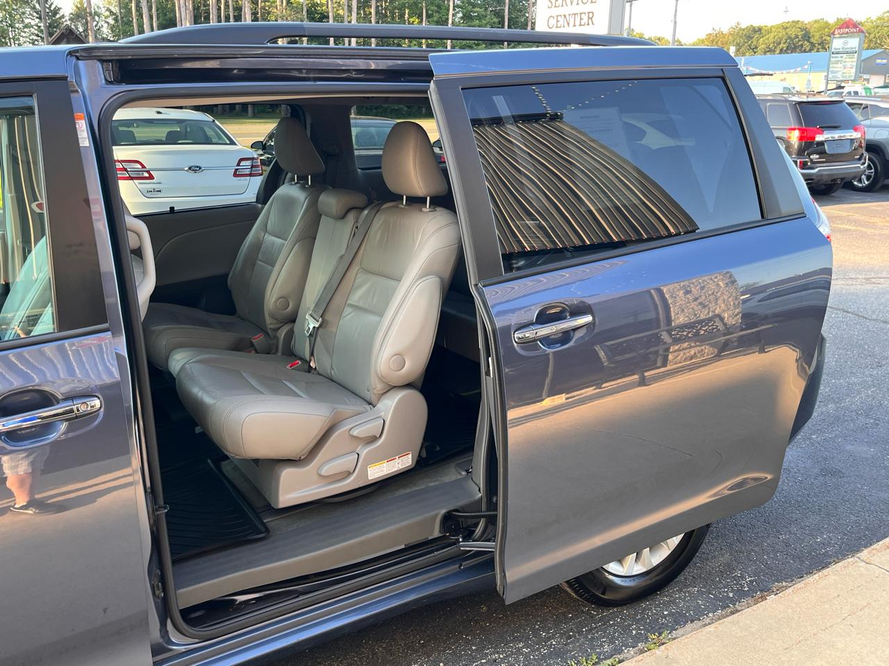 Toyota Sienna XLE Auto Access Seat FWD 7-Passenger (Natl) 2017