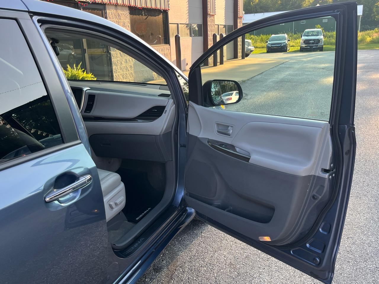 Toyota Sienna XLE Auto Access Seat FWD 7-Passenger (Natl) 2017