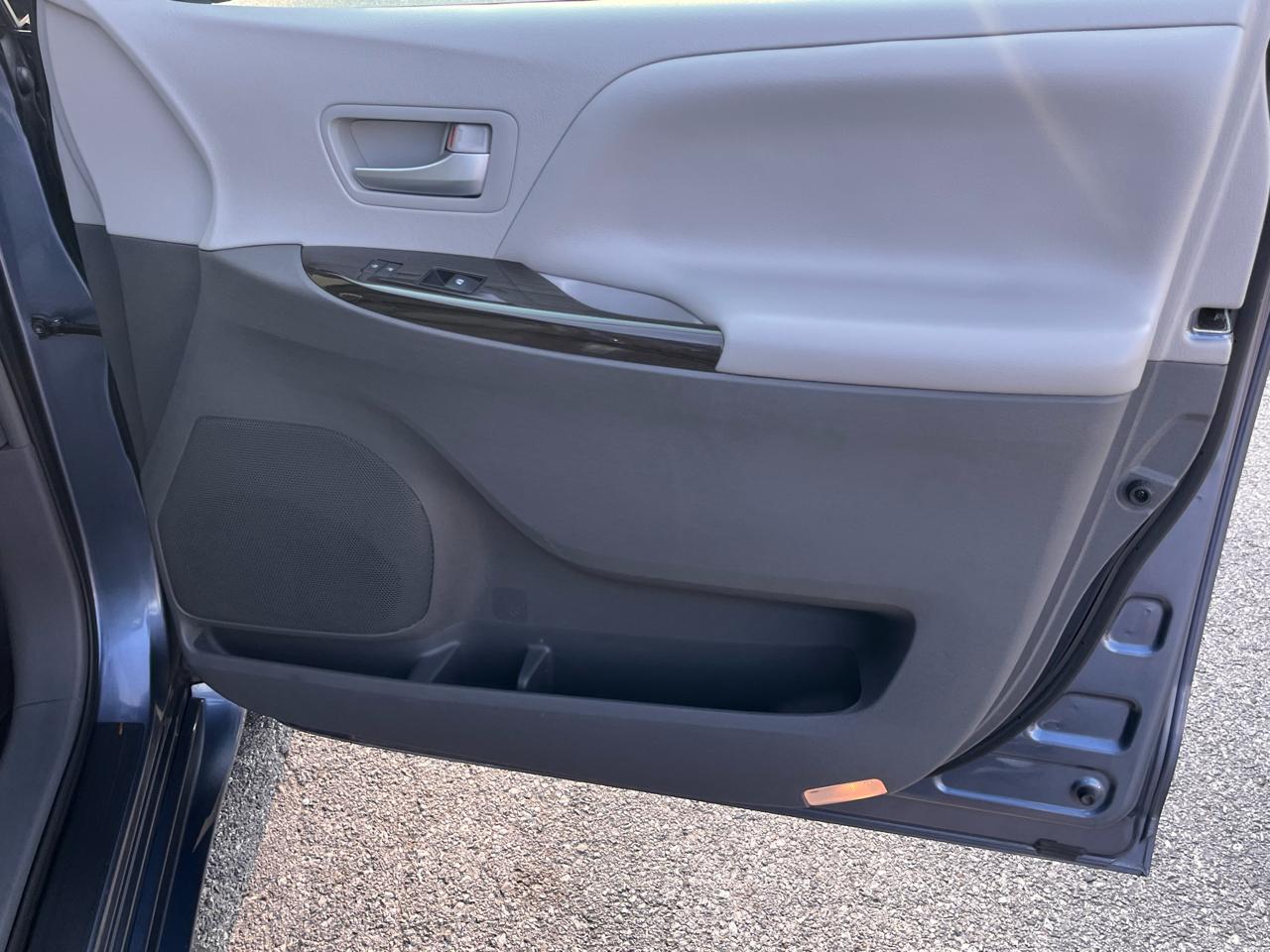 Toyota Sienna XLE Auto Access Seat FWD 7-Passenger (Natl) 2017