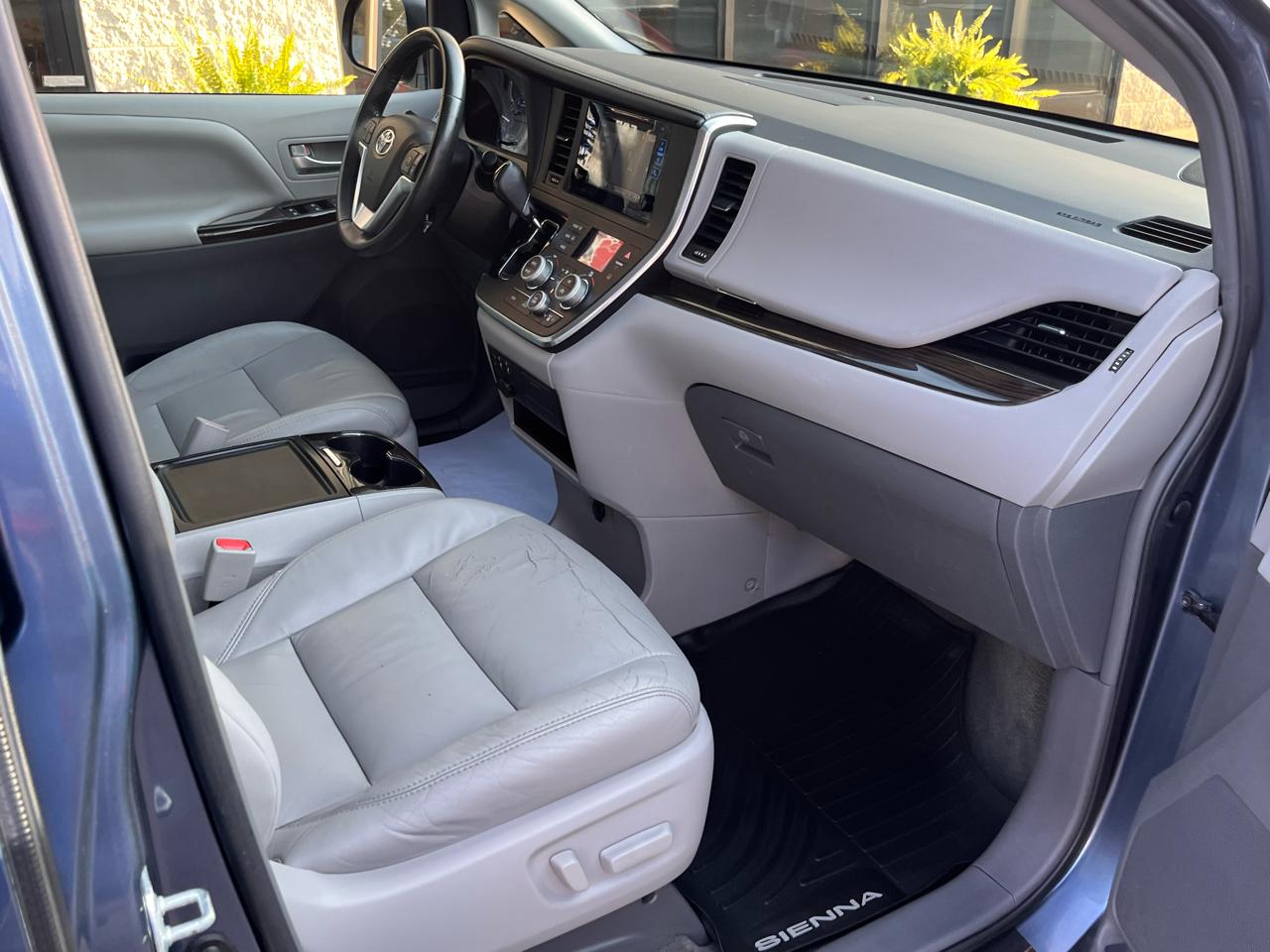 Toyota Sienna XLE Auto Access Seat FWD 7-Passenger (Natl) 2017