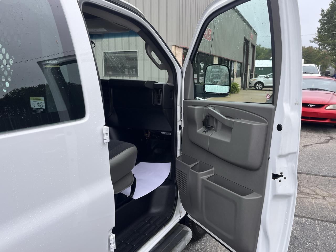 GMC Savana Cargo Van RWD 2500 135" 2018