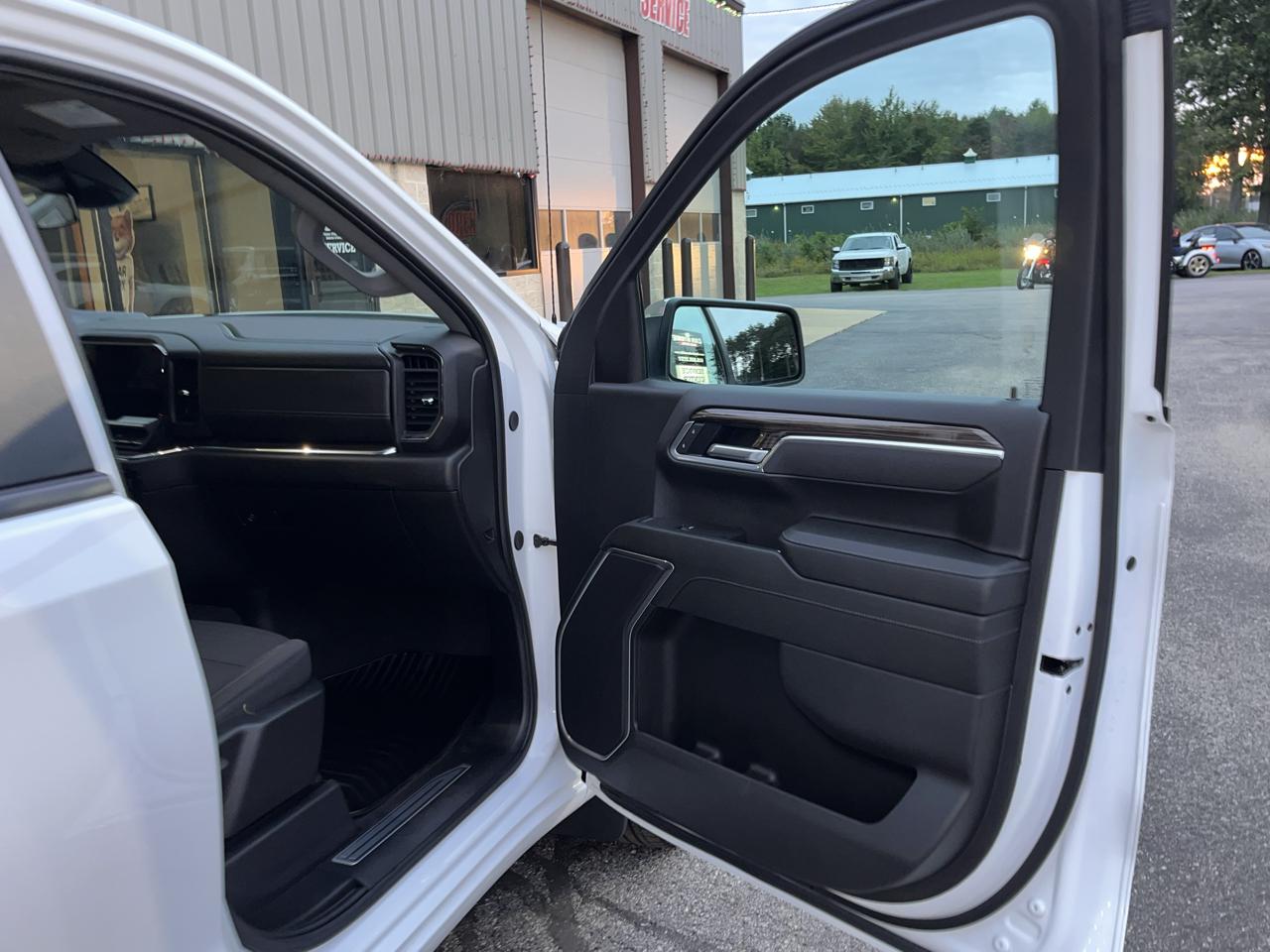 Chevrolet Silverado 1500 4WD Double Cab 147" LT w/2FL 2025