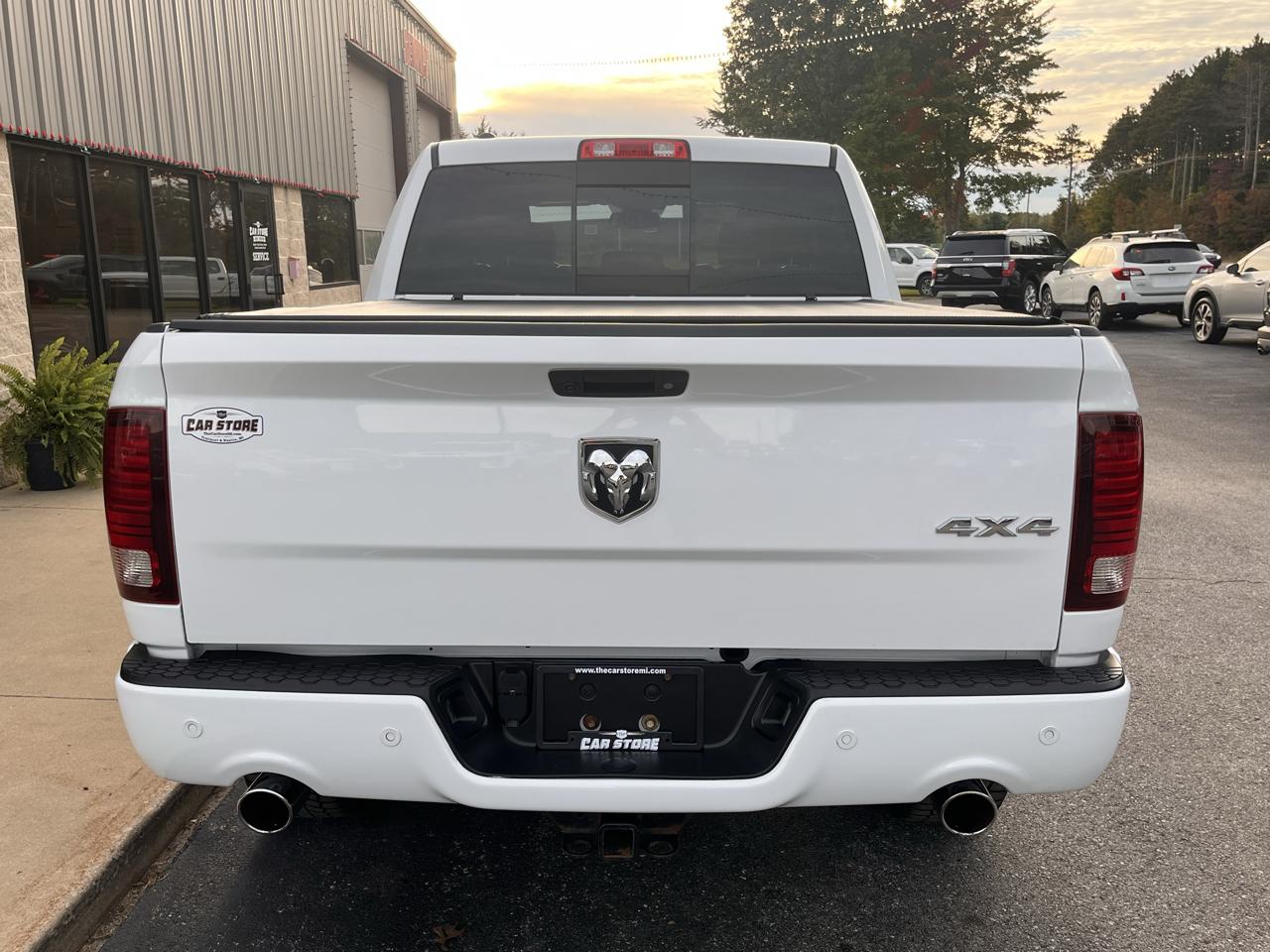RAM 1500 4WD Crew Cab 140.5" Sport 2017