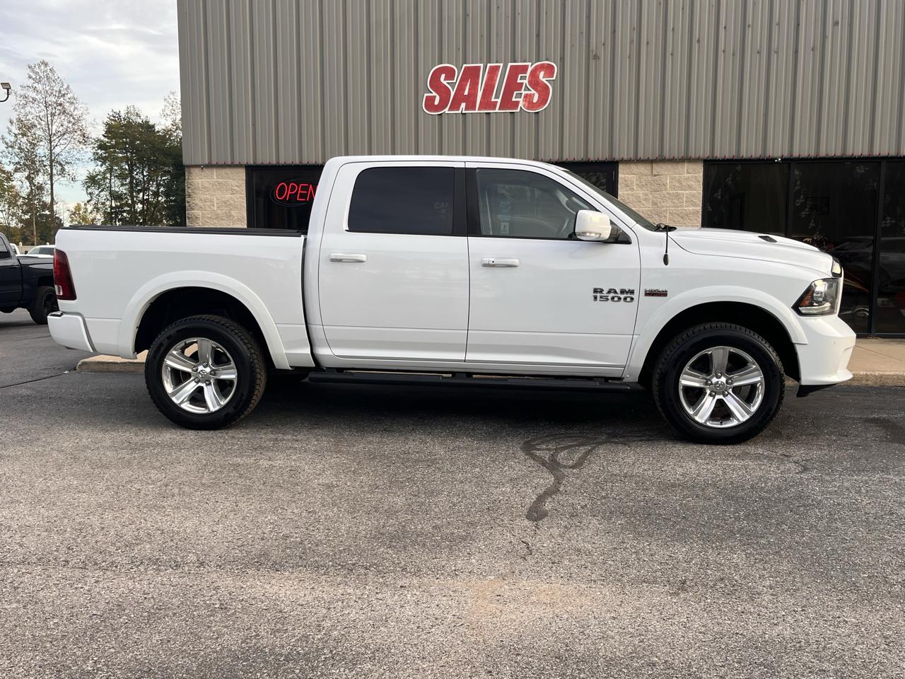 RAM 1500 4WD Crew Cab 140.5" Sport 2017