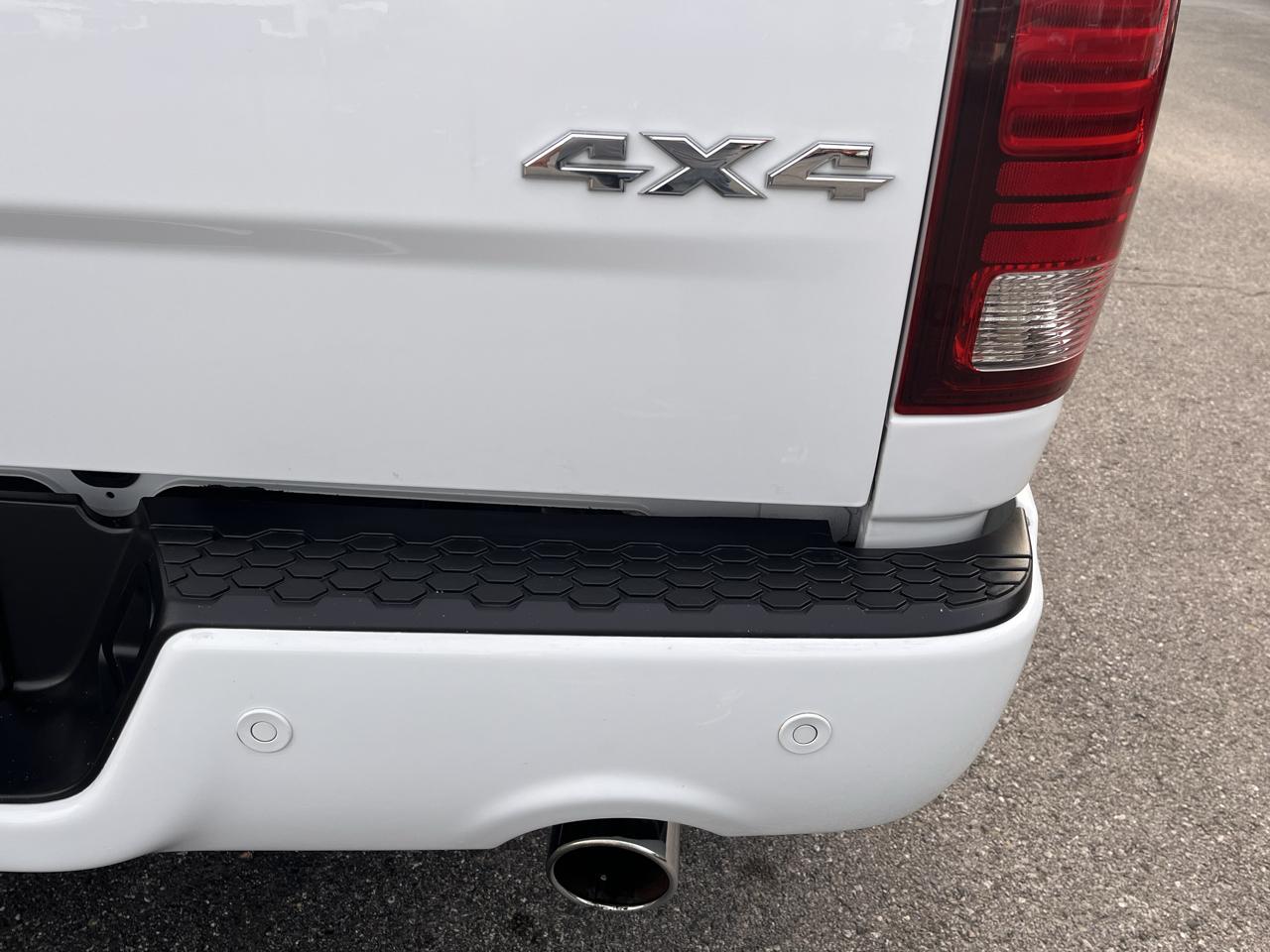 RAM 1500 4WD Crew Cab 140.5" Sport 2017