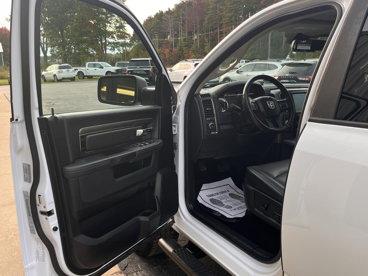 RAM 1500 4WD Crew Cab 140.5" Sport 2017
