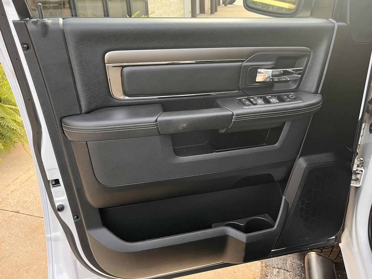RAM 1500 4WD Crew Cab 140.5" Sport 2017