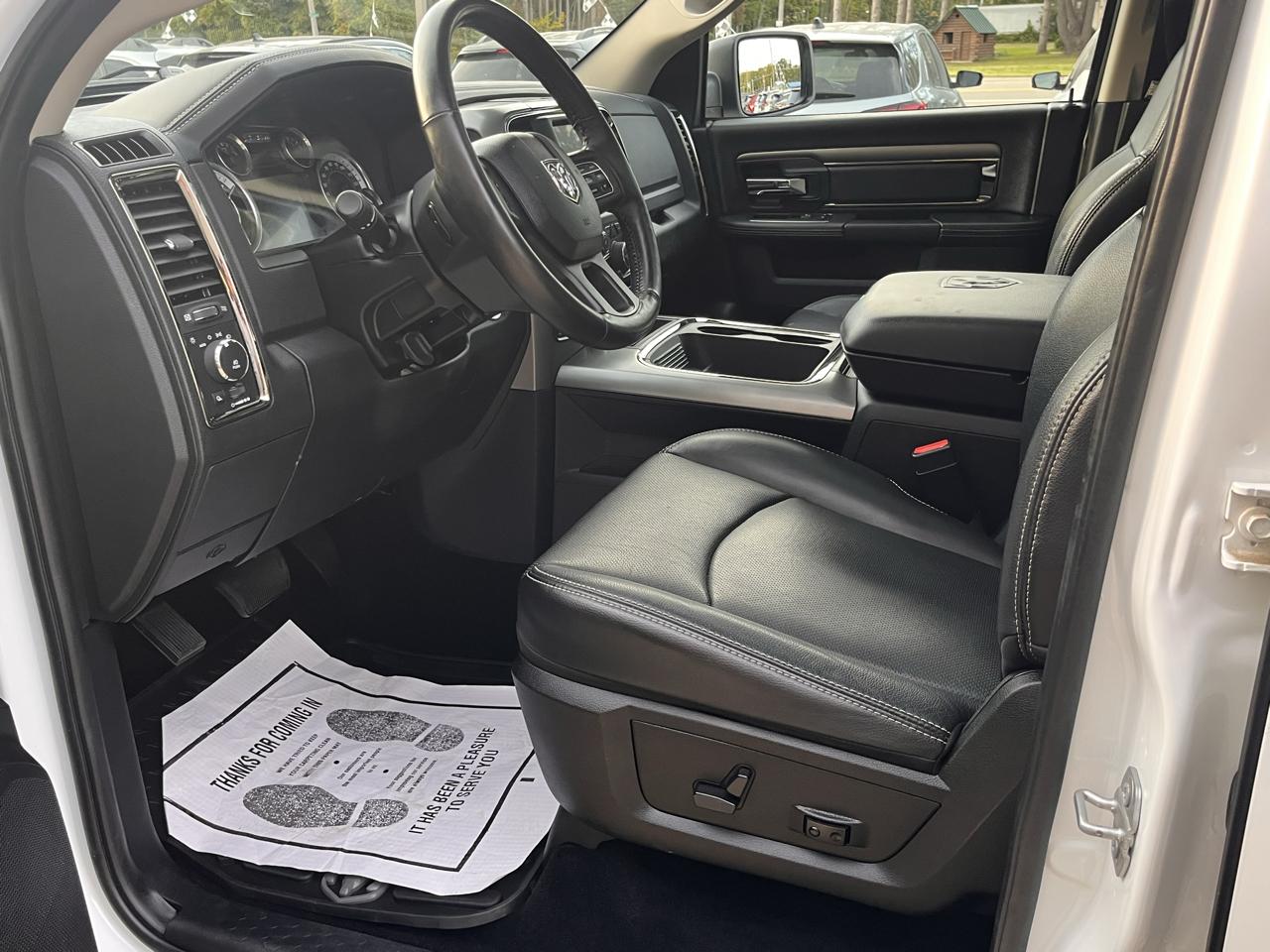 RAM 1500 4WD Crew Cab 140.5" Sport 2017