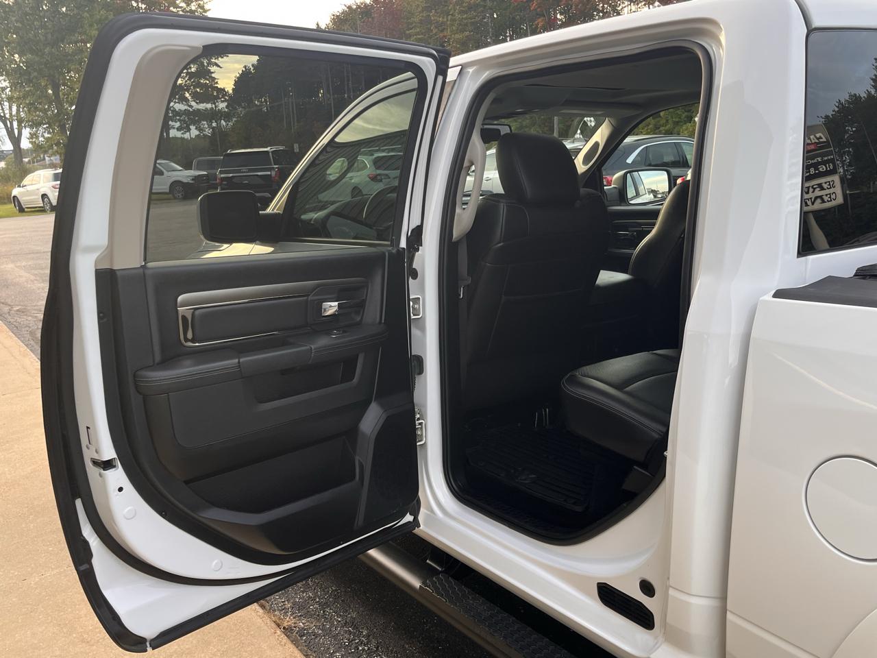 RAM 1500 4WD Crew Cab 140.5" Sport 2017