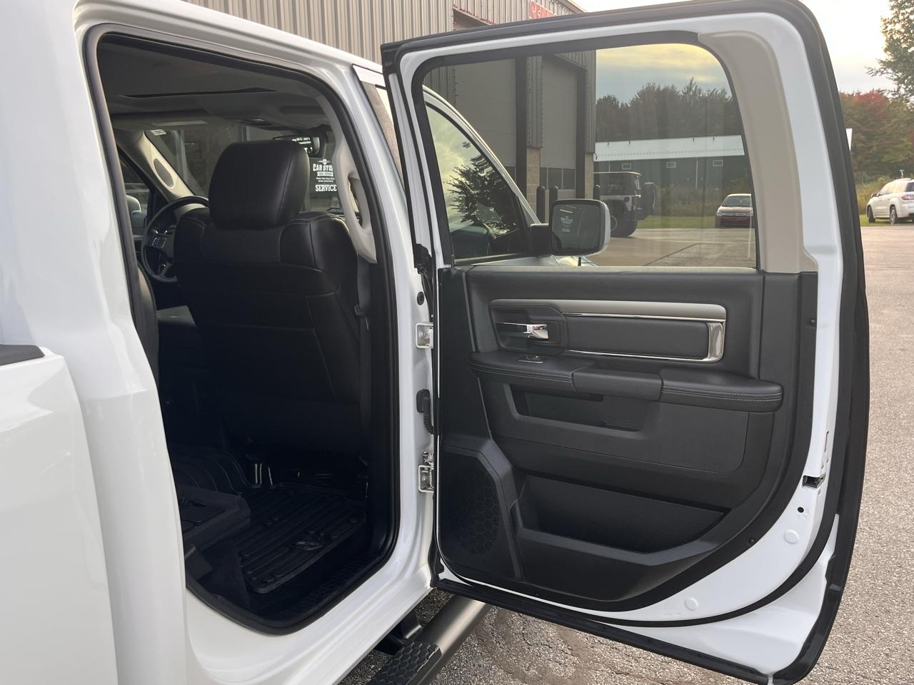 RAM 1500 4WD Crew Cab 140.5" Sport 2017