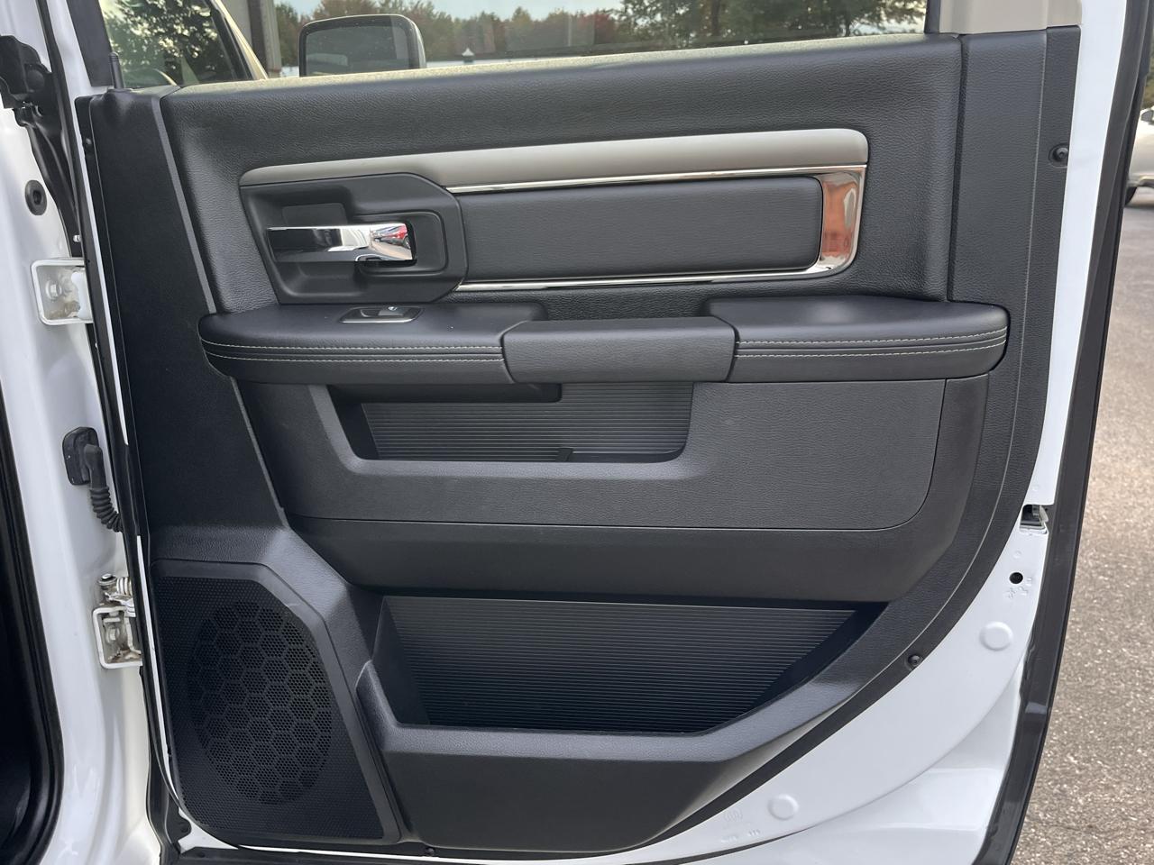 RAM 1500 4WD Crew Cab 140.5" Sport 2017