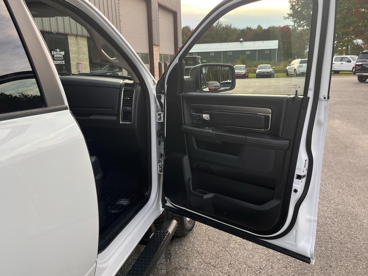 RAM 1500 4WD Crew Cab 140.5" Sport 2017