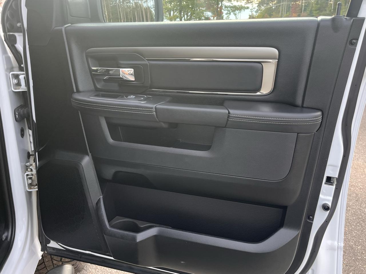 RAM 1500 4WD Crew Cab 140.5" Sport 2017