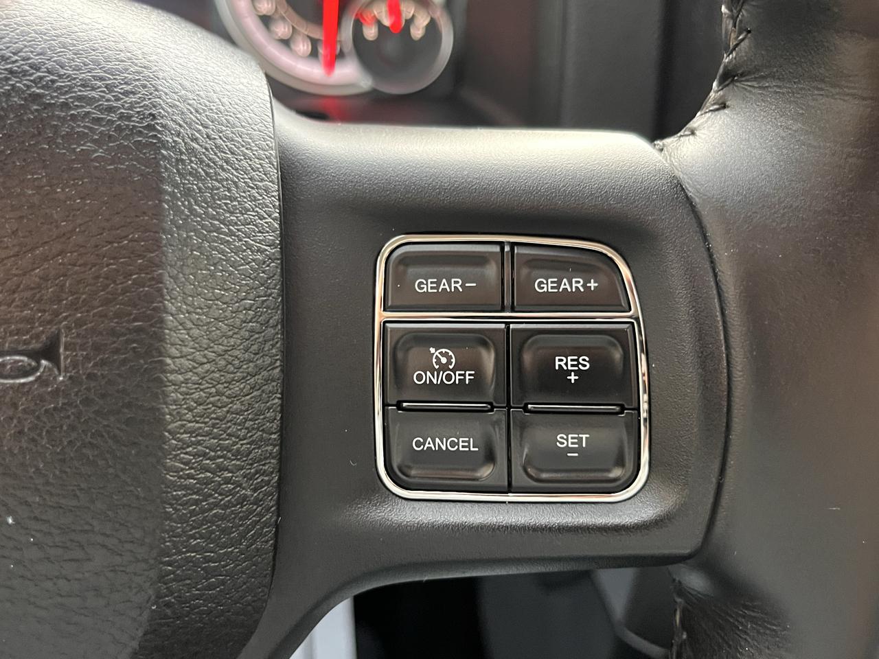 RAM 1500 4WD Crew Cab 140.5" Sport 2017