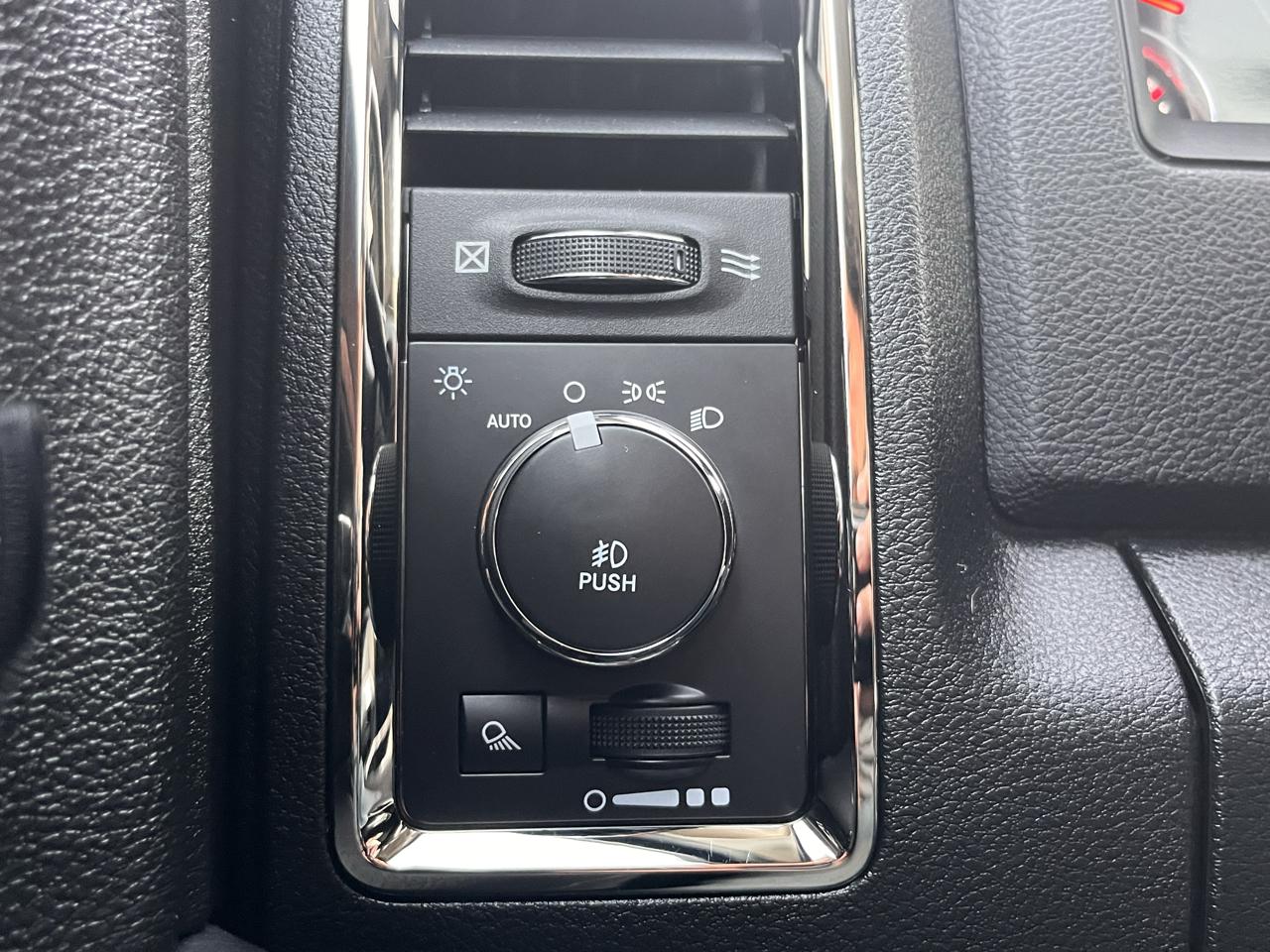 RAM 1500 4WD Crew Cab 140.5" Sport 2017