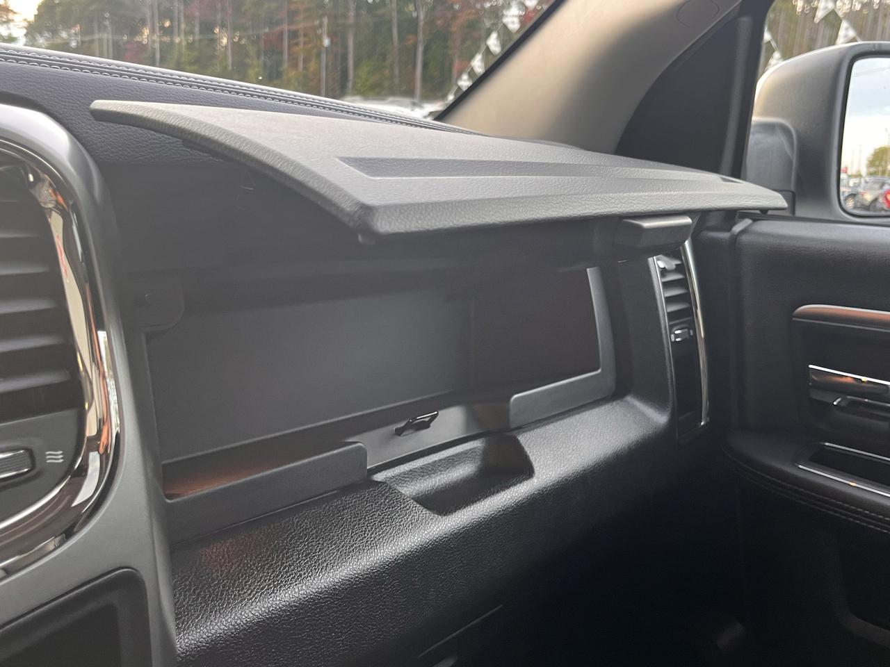 RAM 1500 4WD Crew Cab 140.5" Sport 2017