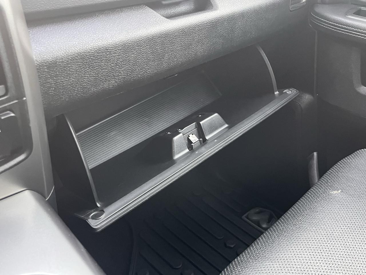 RAM 1500 4WD Crew Cab 140.5" Sport 2017