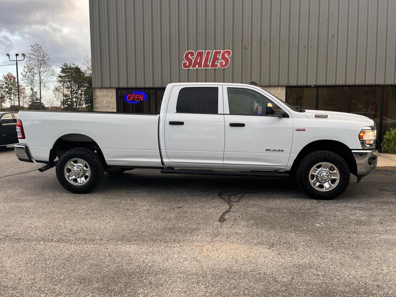 RAM 2500 Tradesman 4x4 Crew Cab 8' Box 2021