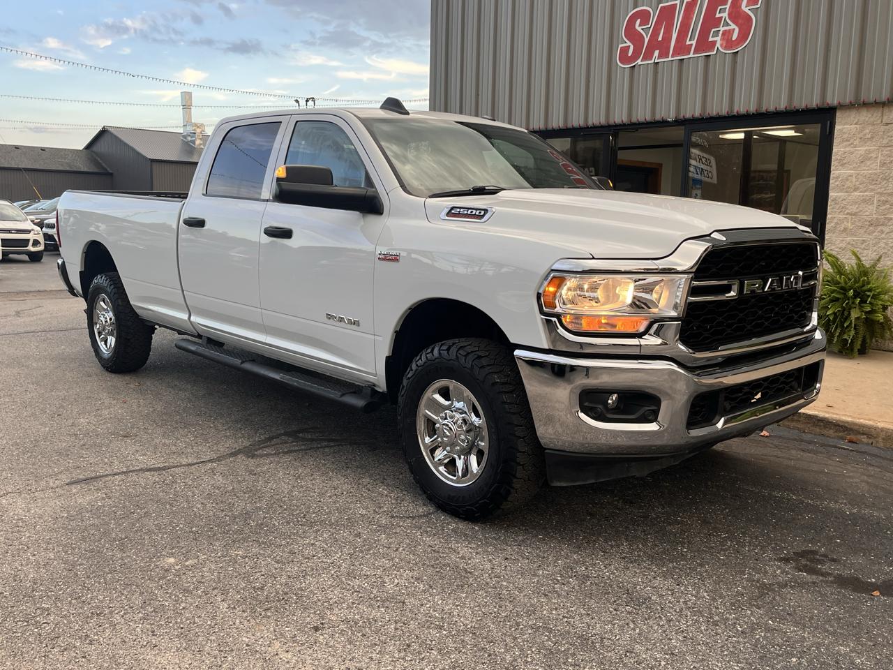RAM 2500 Tradesman 4x4 Crew Cab 8' Box 2021