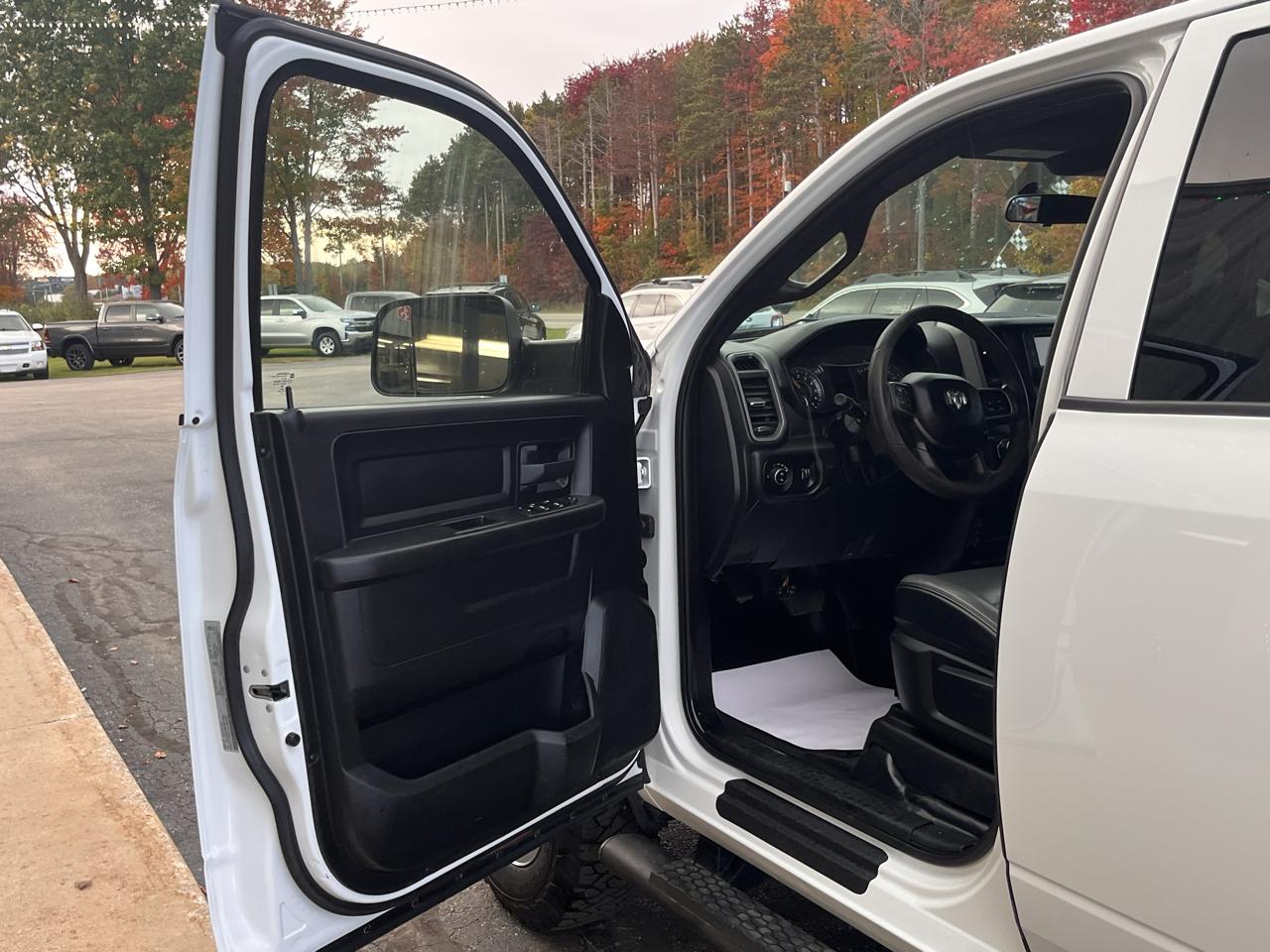 RAM 2500 Tradesman 4x4 Crew Cab 8' Box 2021