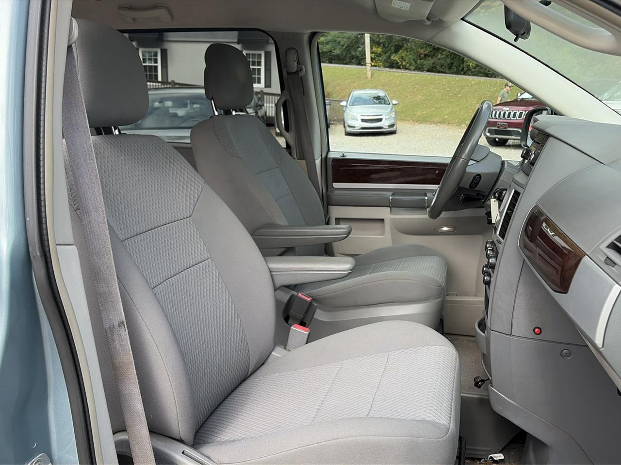 Chrysler Town & Country 4dr Wgn Touring 2010