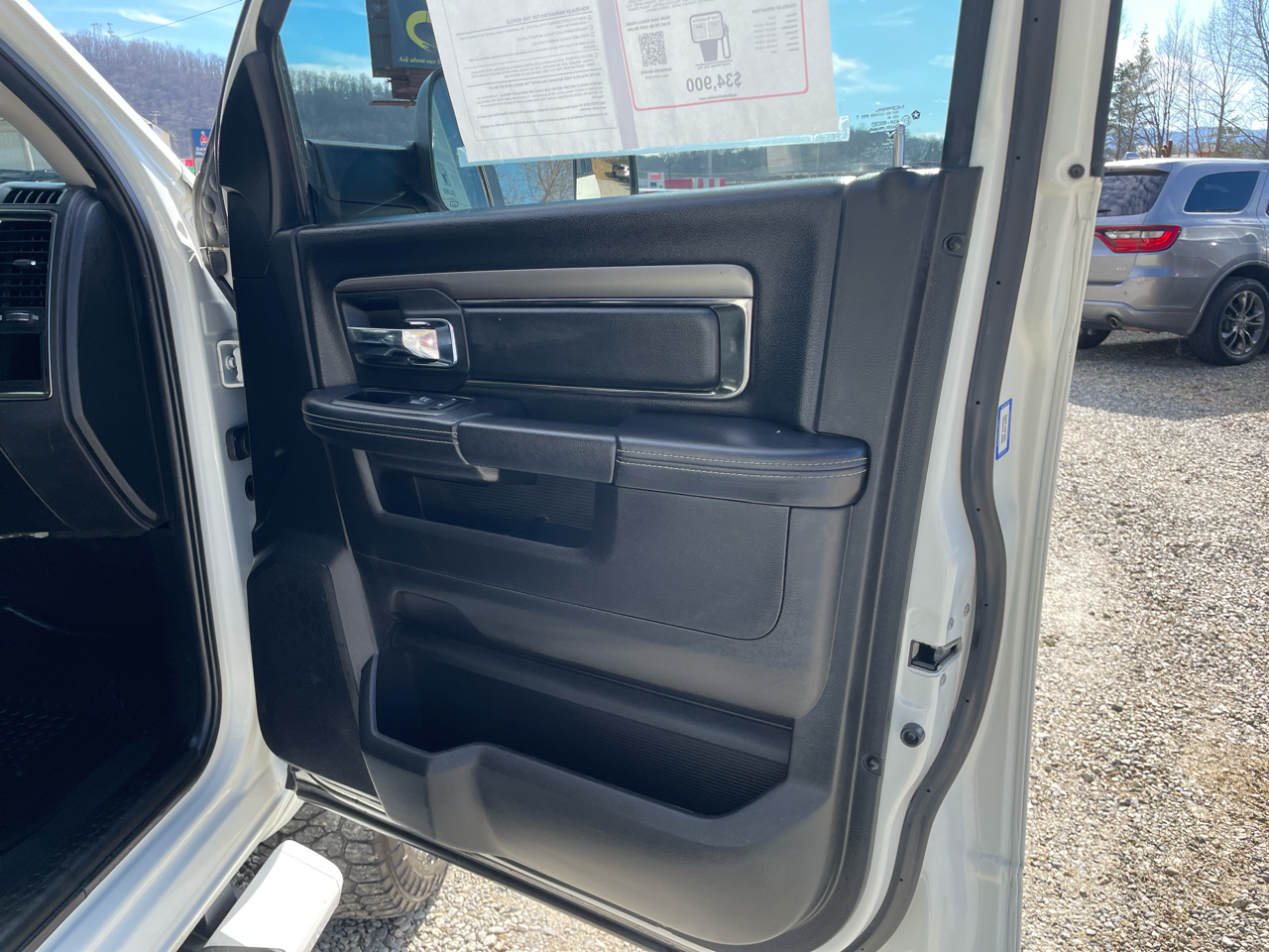 RAM 2500 Laramie 4x4 Mega Cab 6'4" Box 2018