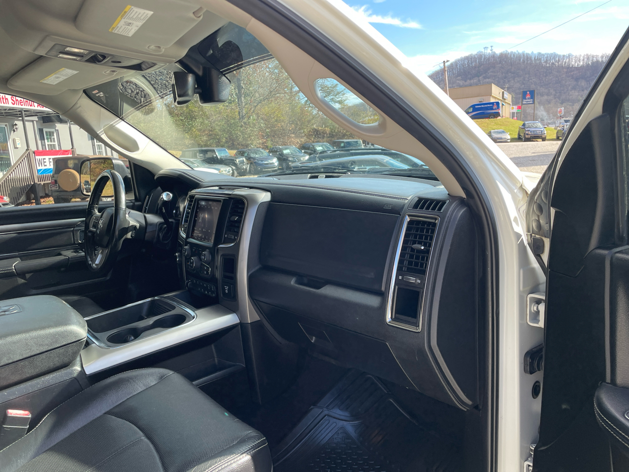 RAM 2500 Laramie 4x4 Mega Cab 6'4" Box 2018