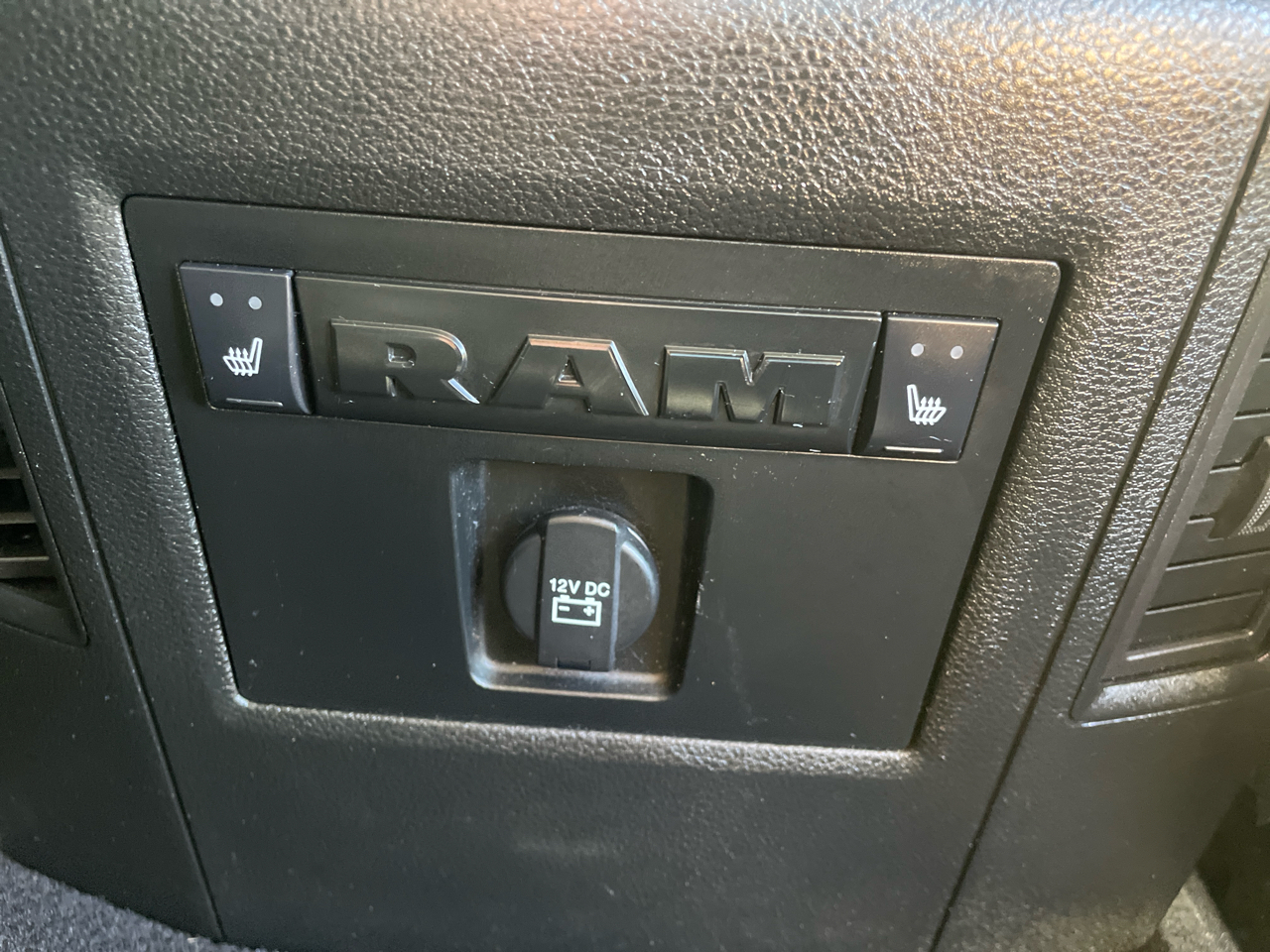 RAM 2500 Laramie 4x4 Mega Cab 6'4" Box 2018