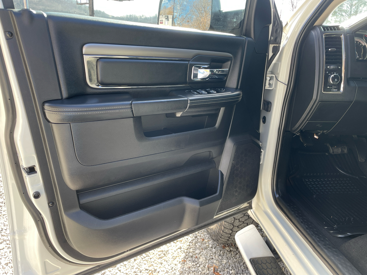 RAM 2500 Laramie 4x4 Mega Cab 6'4" Box 2018