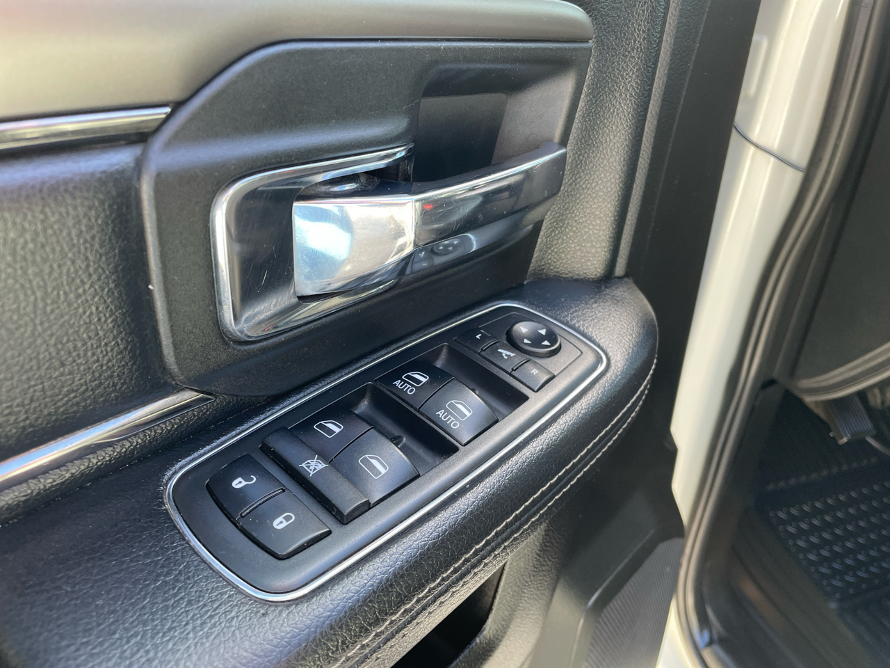 RAM 2500 Laramie 4x4 Mega Cab 6'4" Box 2018